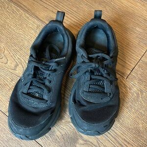 Under Armour black tennis shoes